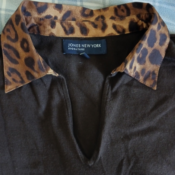 Top with Leopard Print Collar and Cuff Accents - Picture 2 of 6